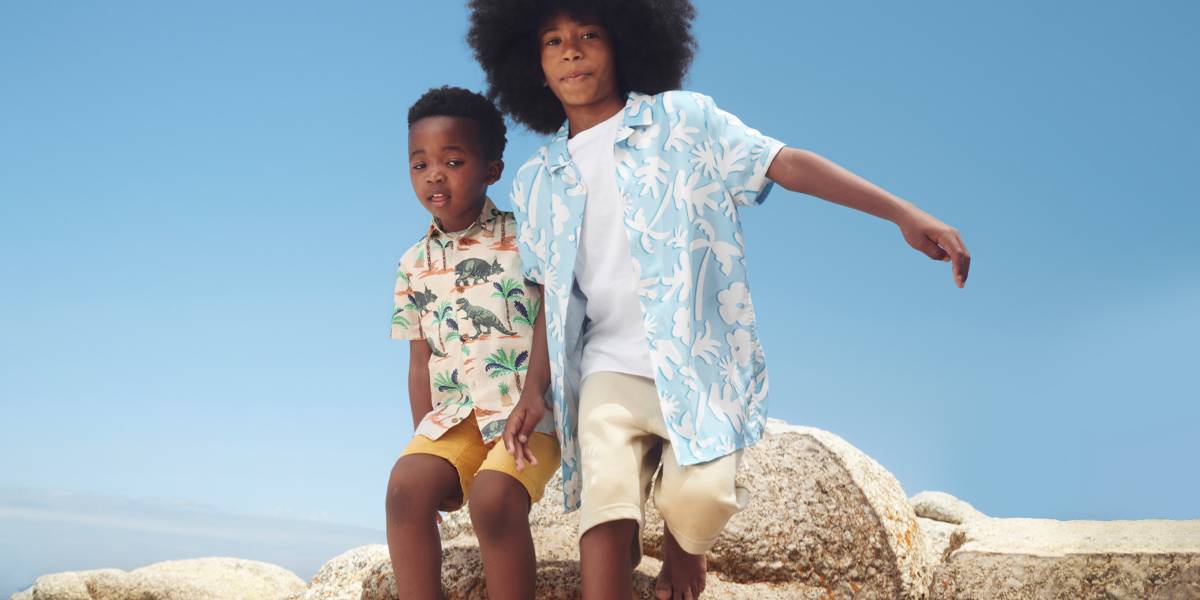 Kids wearing patterned boys’ short-sleeved shirts